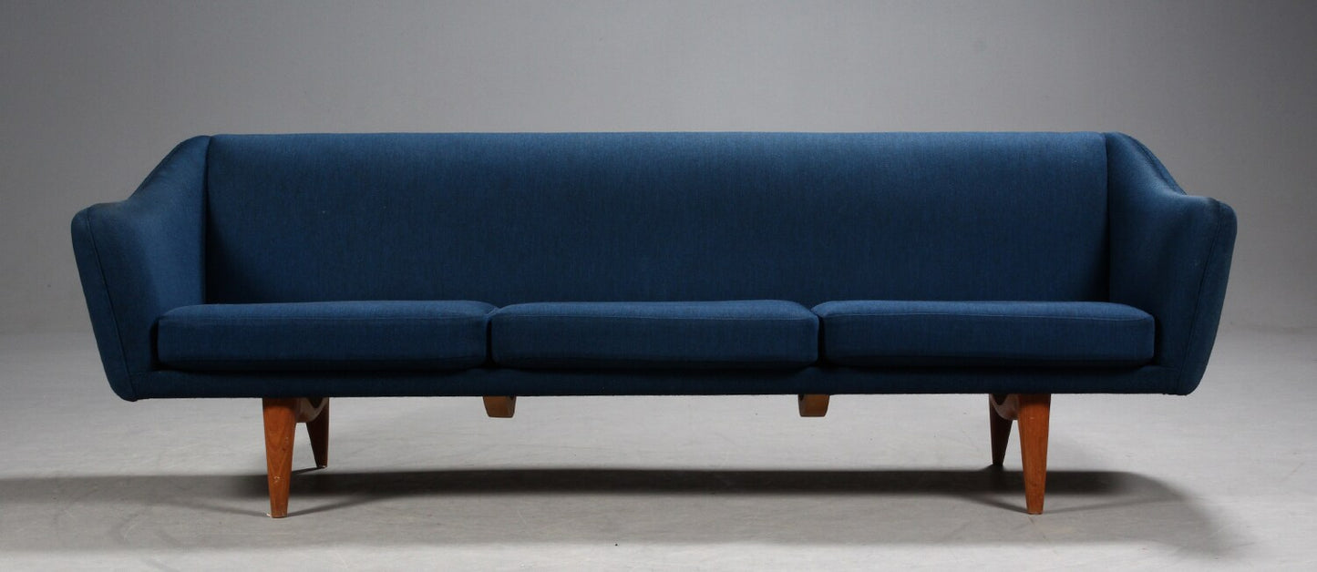 Ilum Wikkelsø. Three-seater sofa model ML140 in oak.