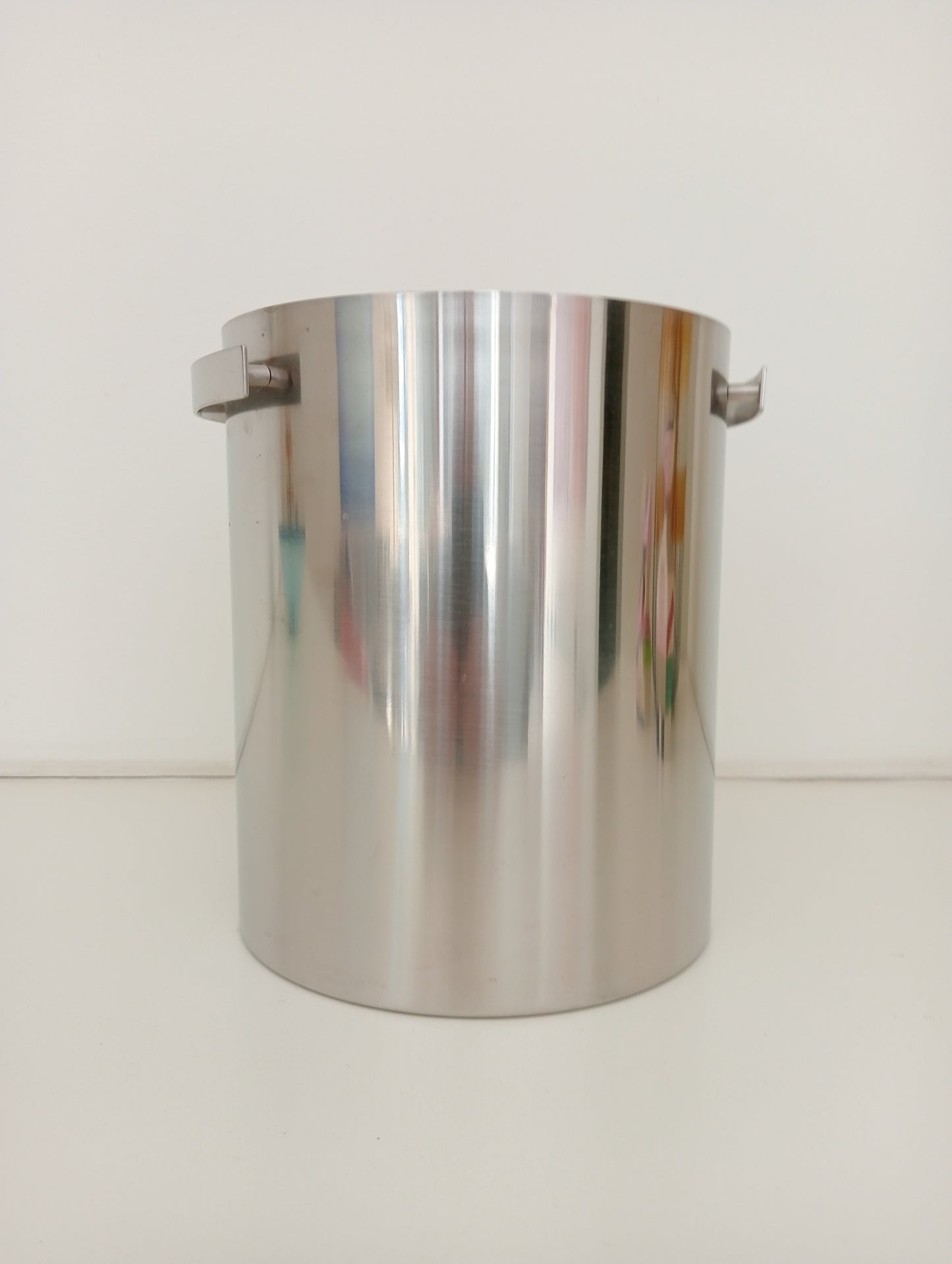 Stelton Arne Jacobsen champagne cooler with lid.