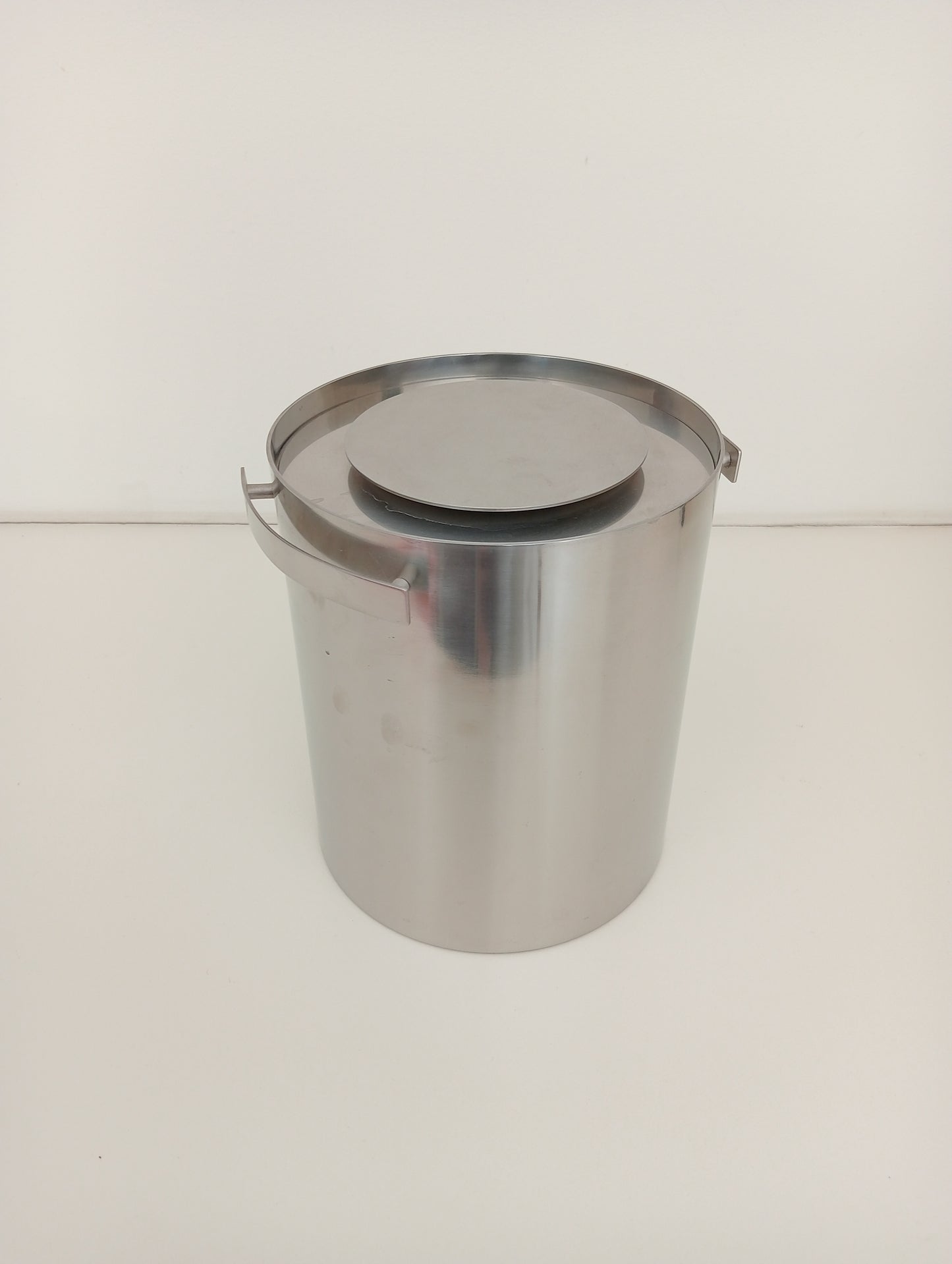 Stelton Arne Jacobsen champagne cooler with lid.