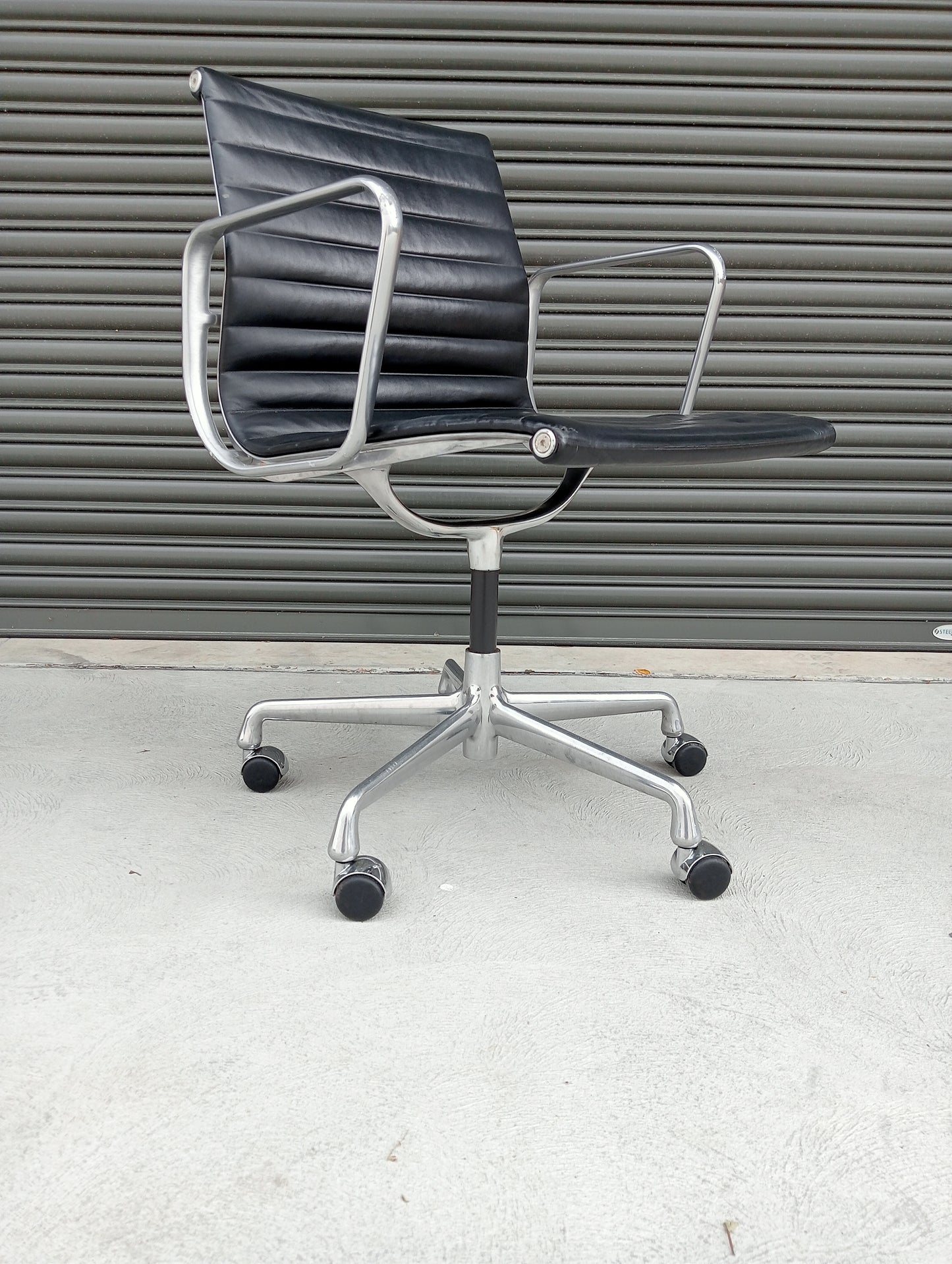 Herman Miller Eames Aluminium Group Side Chair.