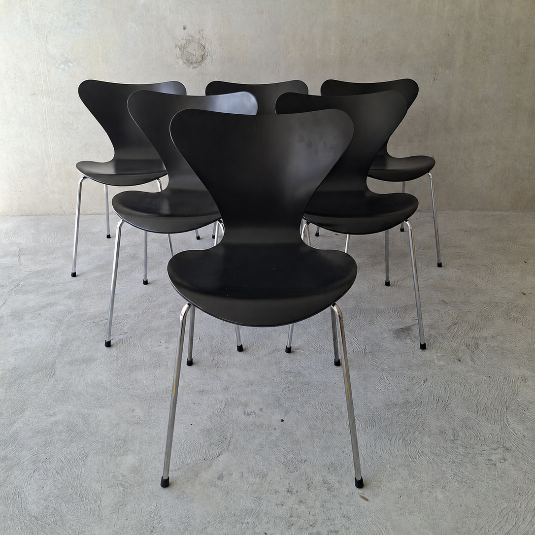 Arne Jacobsen Series 7 chairs for Fritz Hansen. Set of six.