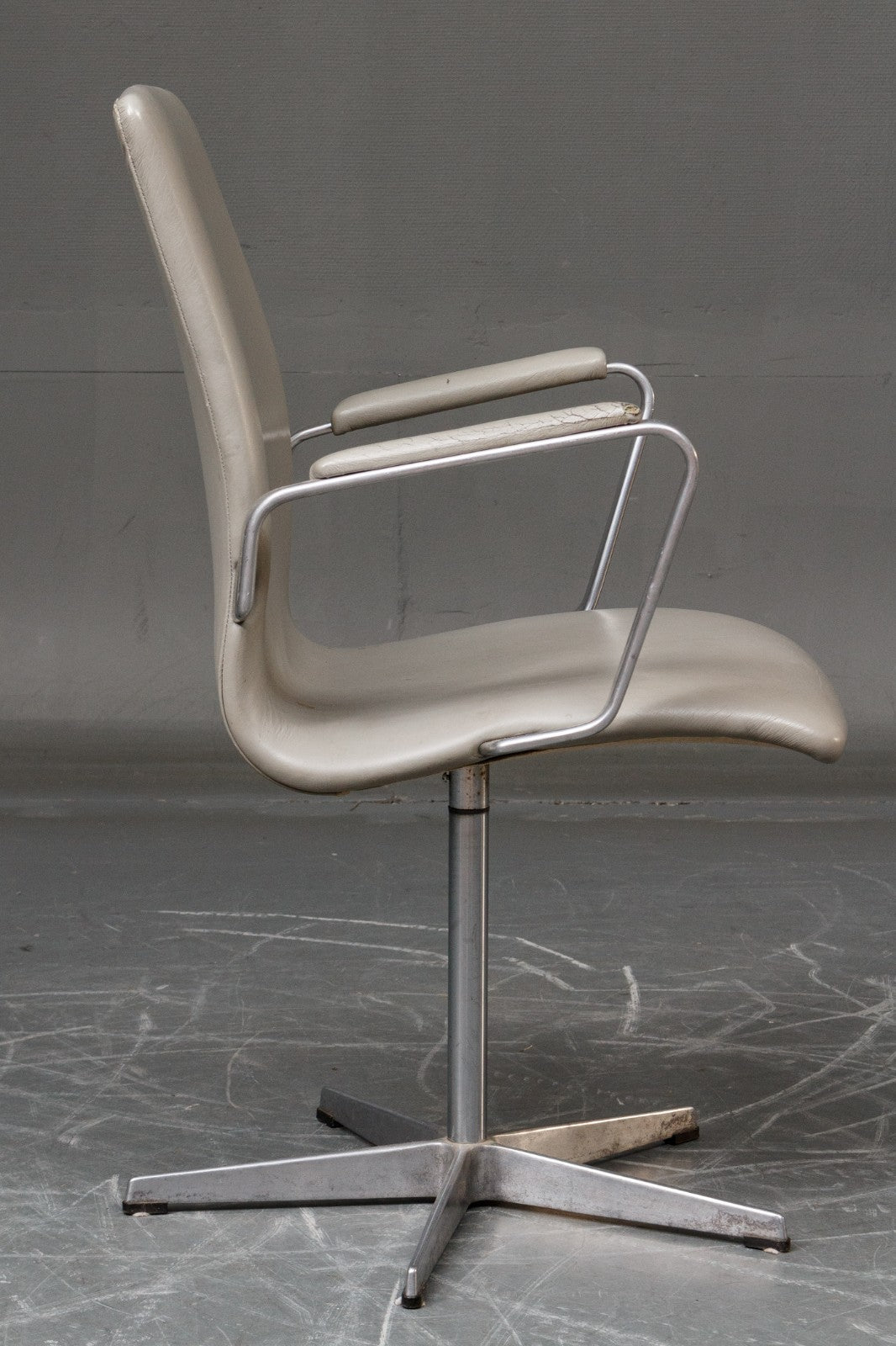 Arne Jacobsen Oxford chairs 3271 Model.