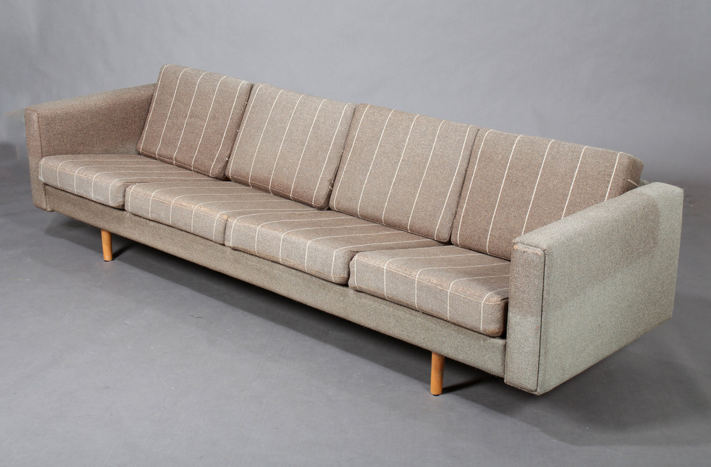 Hans J. Wegner 4 seat sofa model GE-300. To be restored.