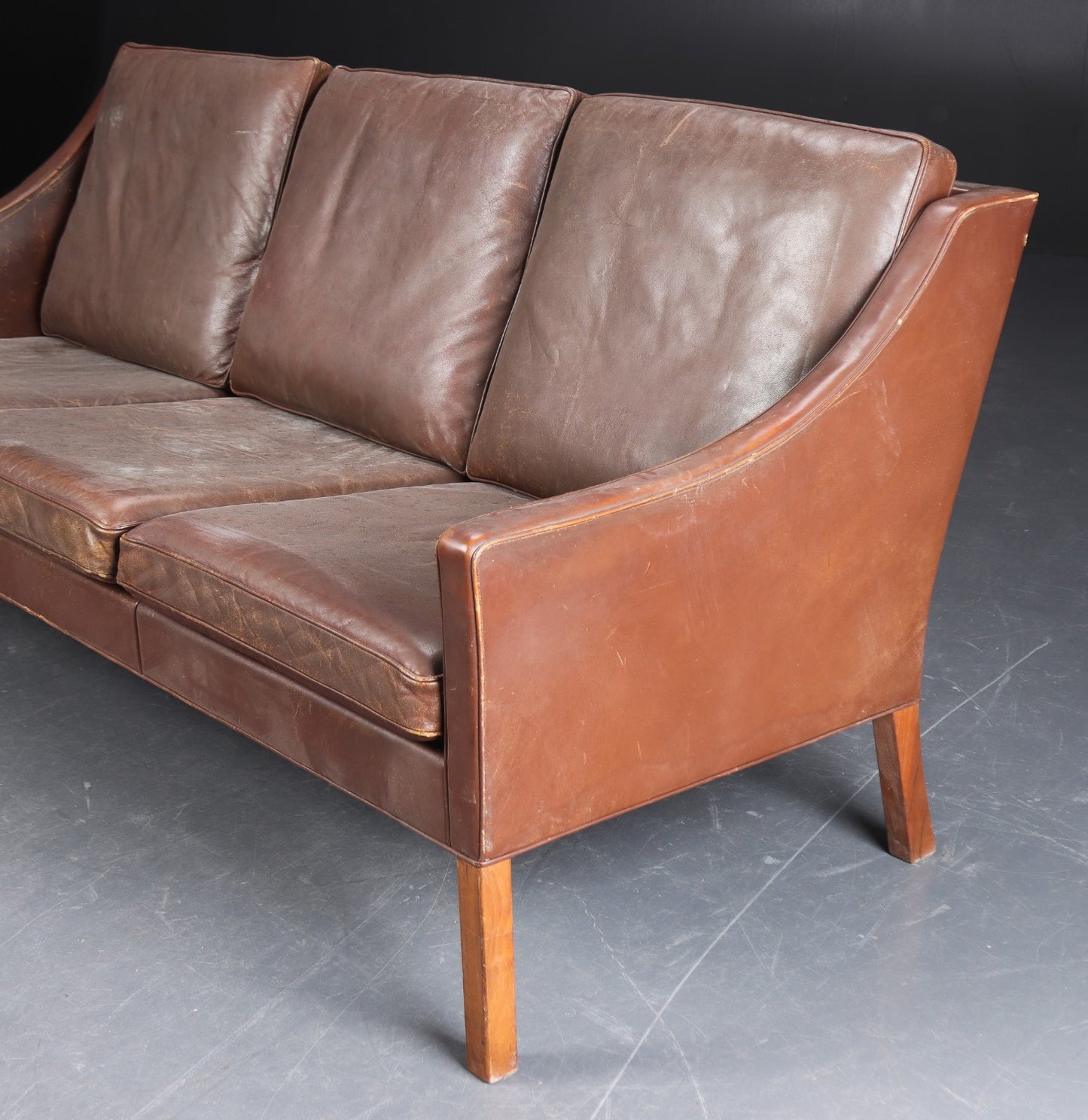 Børge Mogensen. Three-person sofa model 2209 in teak and leather. To be restored.