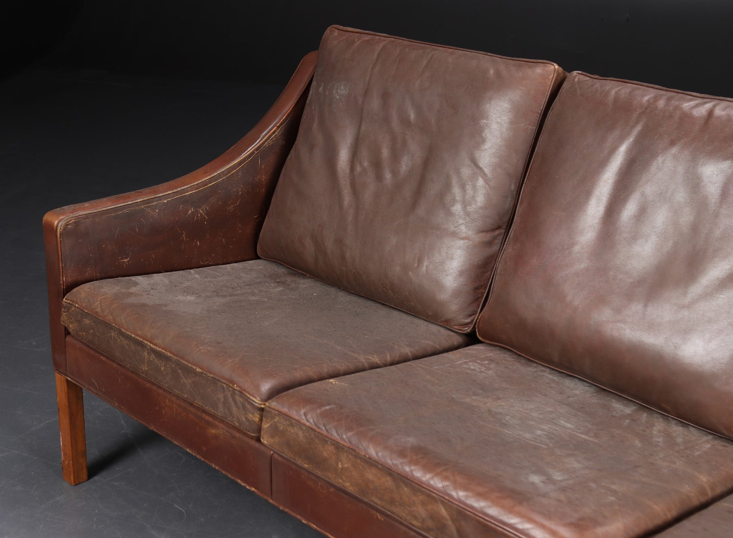 Børge Mogensen. Three-person sofa model 2209 in teak and leather. To be restored.