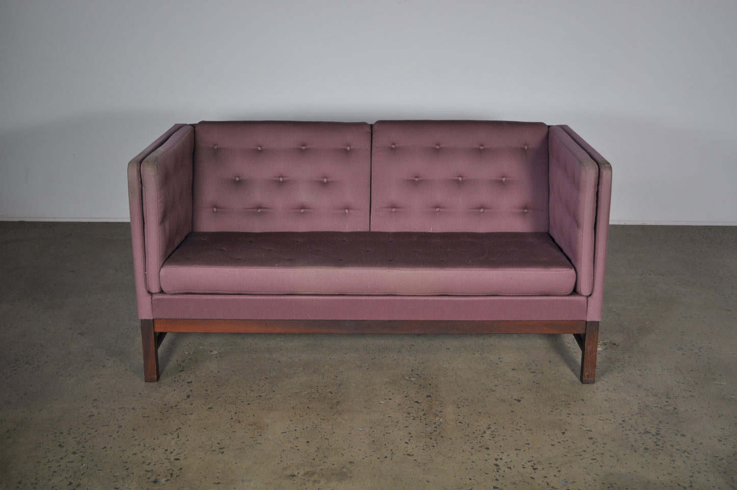 Erik Jørgensen EJ 315 Sofa in Purple.