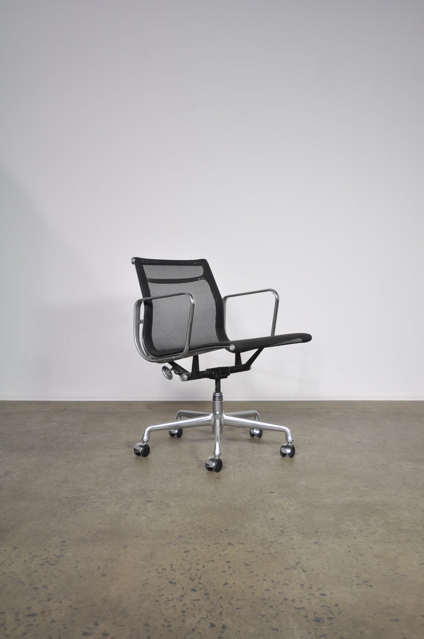 Aluminium Group Management Chair with Mesh .