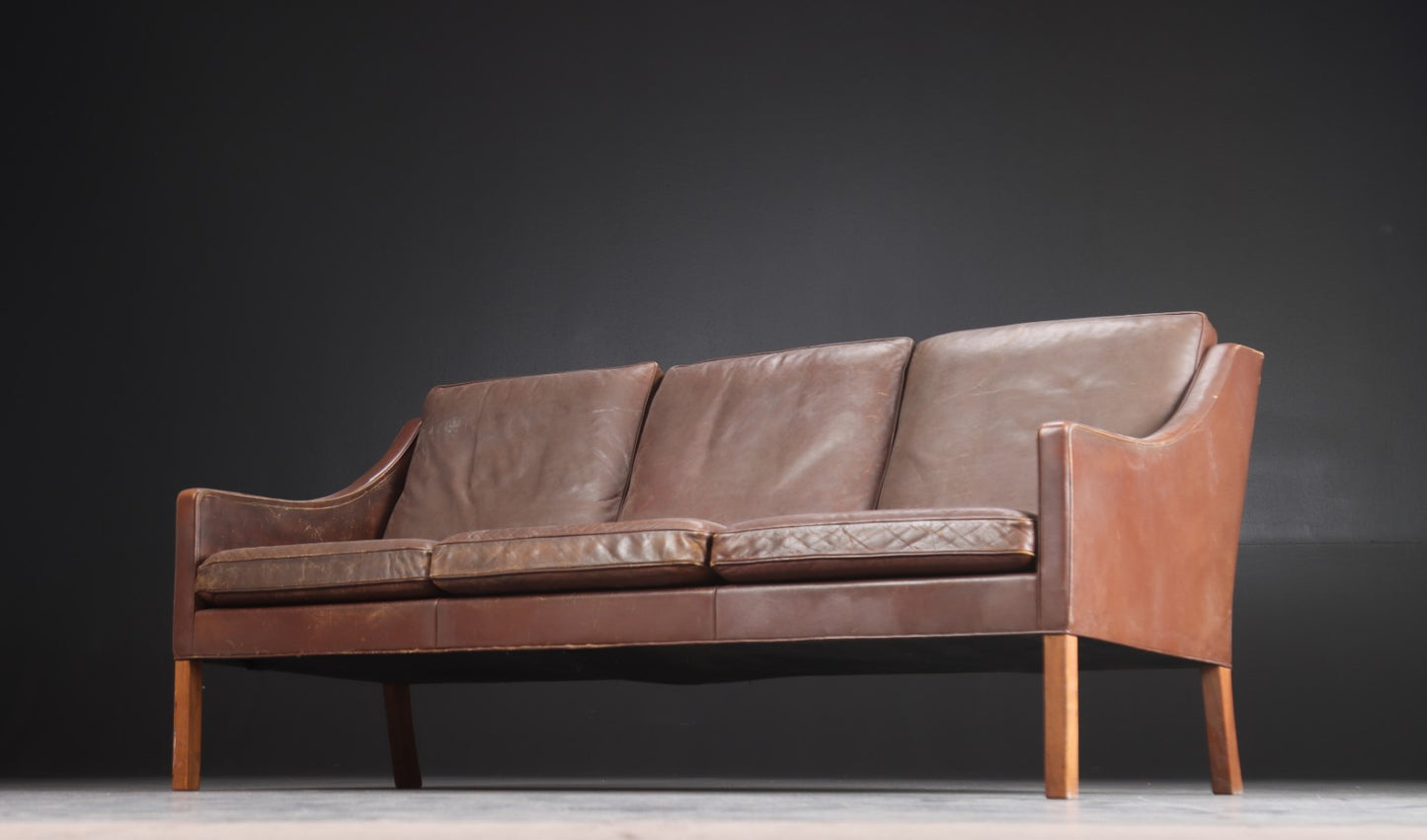 Børge Mogensen. Three-person sofa model 2209 in teak and leather. To be restored.