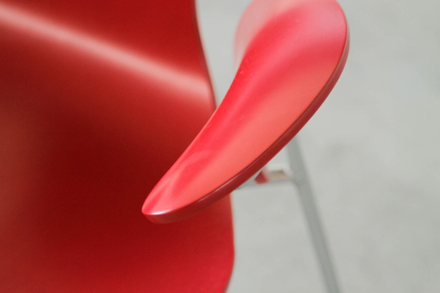 Arne Jacobsen "seagull" chair. In white.