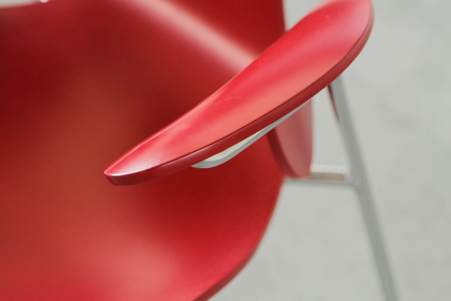 Arne Jacobsen "seagull" chair. In white.