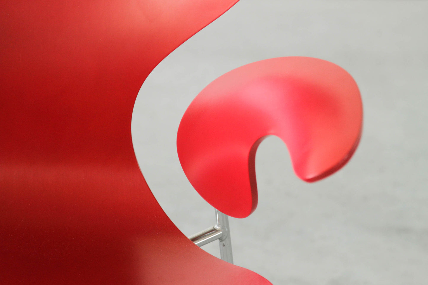 Arne Jacobsen "seagull" chair. In white.