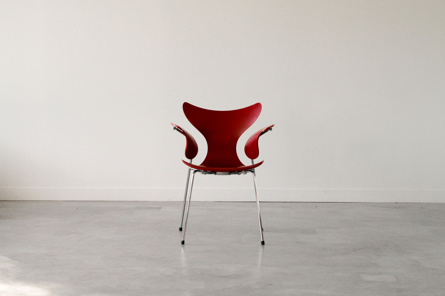 Arne Jacobsen "seagull" chair. In white.