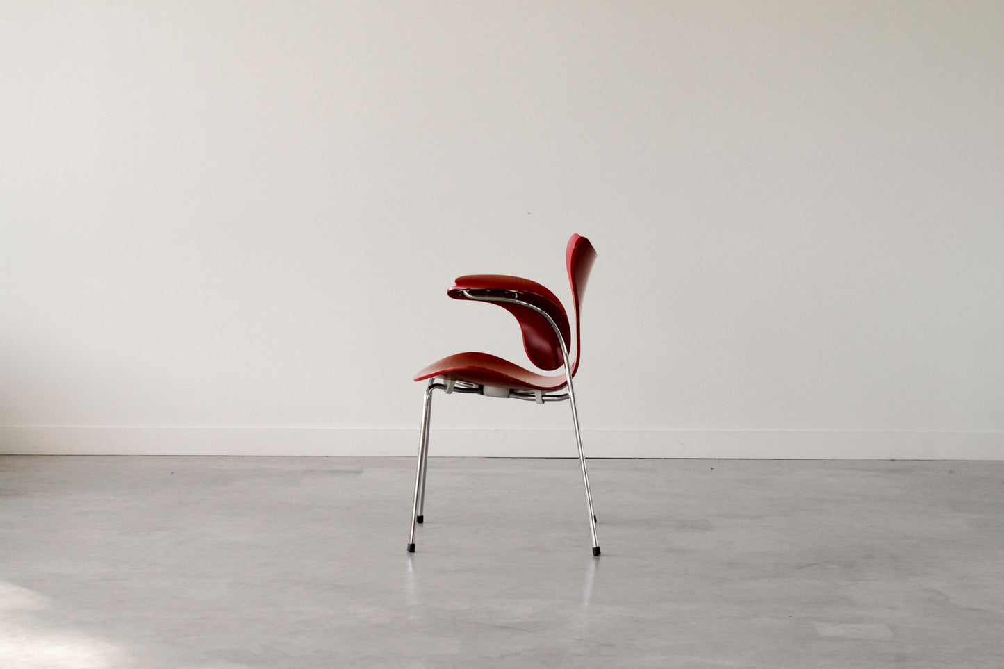 Arne Jacobsen "seagull" chair. In white.