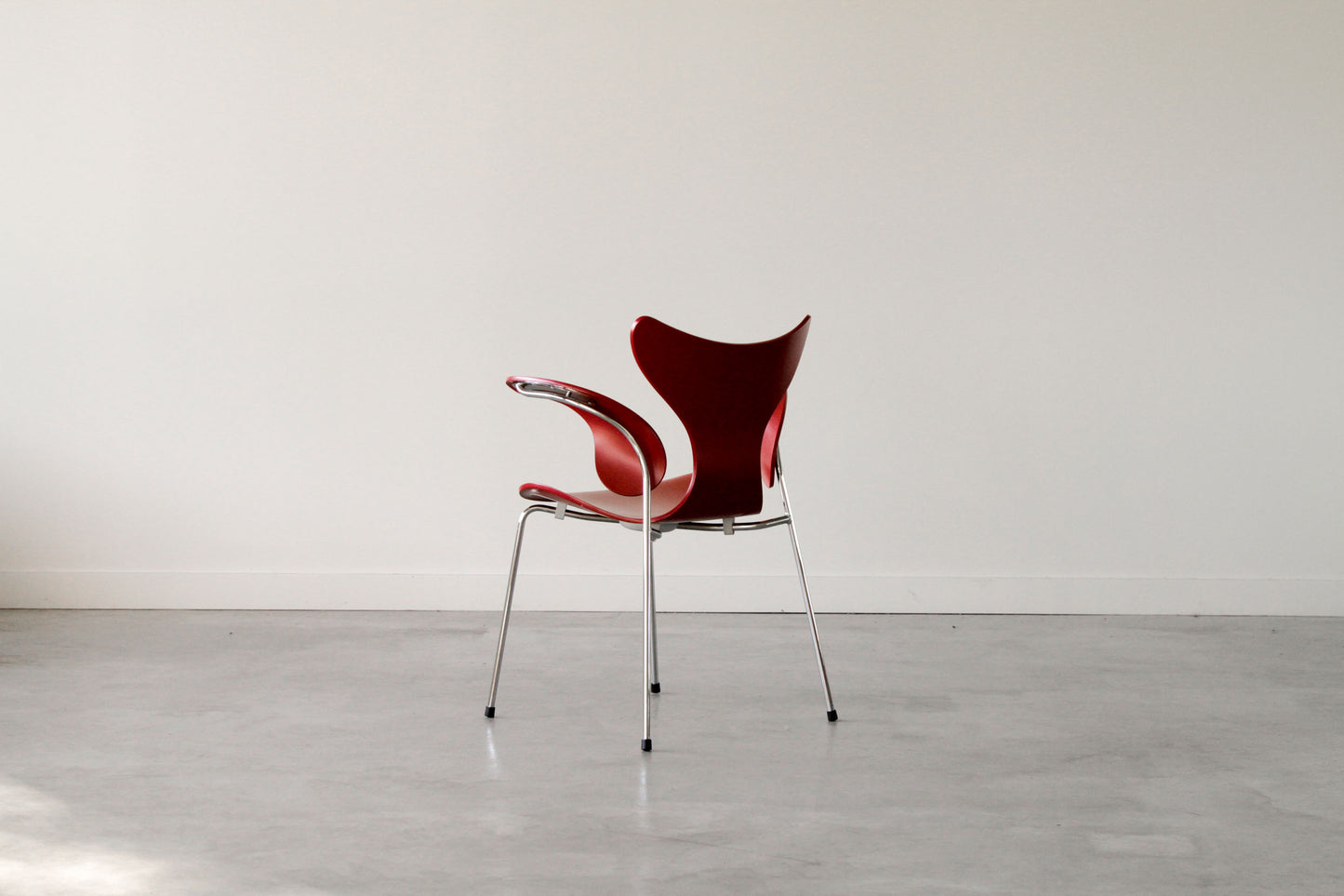 Arne Jacobsen "seagull" chair. In white.