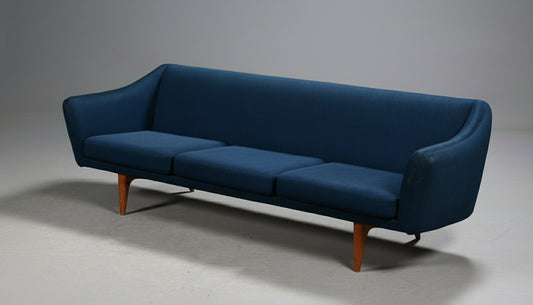 Ilum Wikkelsø. Three-seater sofa model ML140 in  oak.