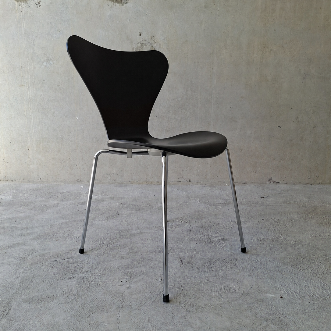 Arne Jacobsen Series 7 chairs for Fritz Hansen. Set of six.