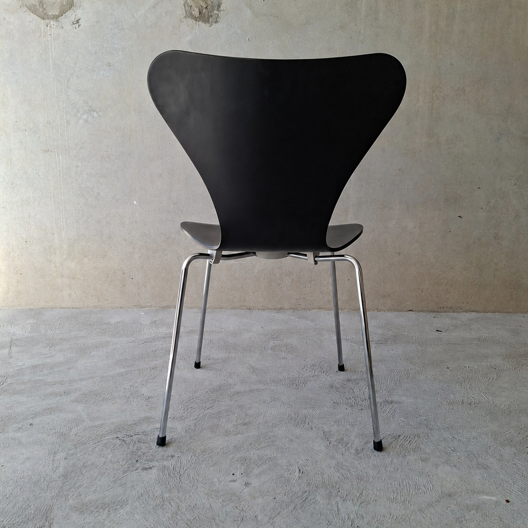 Arne Jacobsen Series 7 chairs for Fritz Hansen. Set of six.