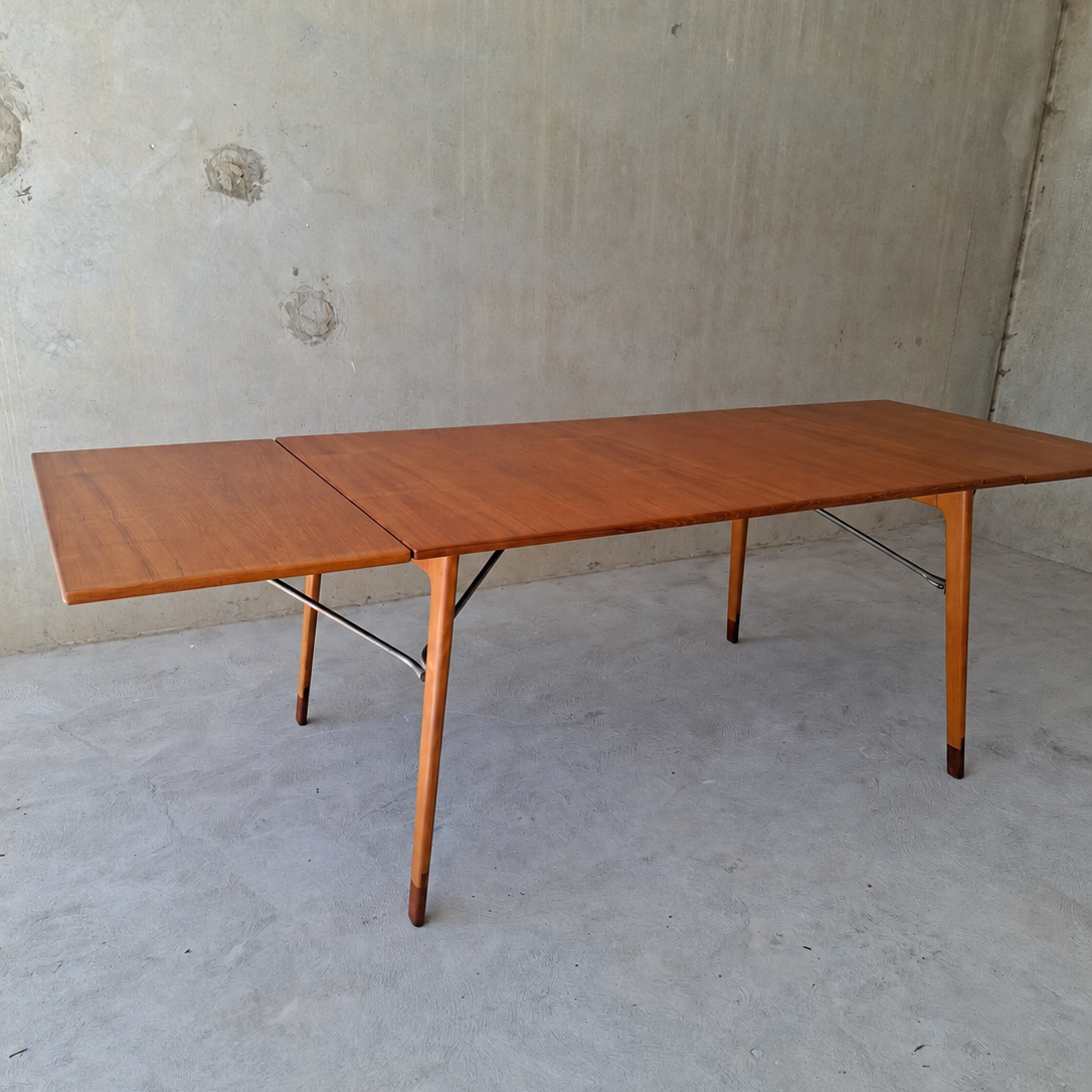Børge Mogensen Drop-Leaf Dining Table for Søborg Møbelfabrik.