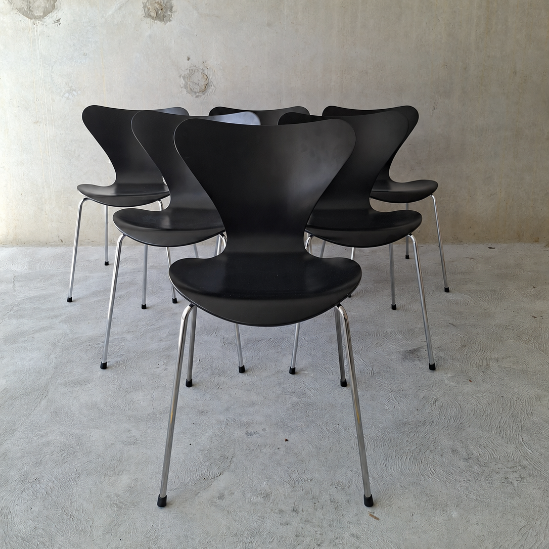 Arne Jacobsen Series 7 chairs for Fritz Hansen. Set of six.
