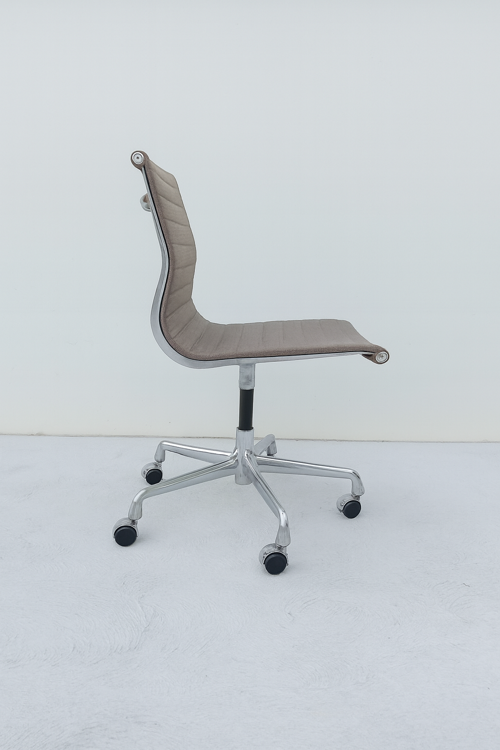 Eames Aluminum Group Management Chair.