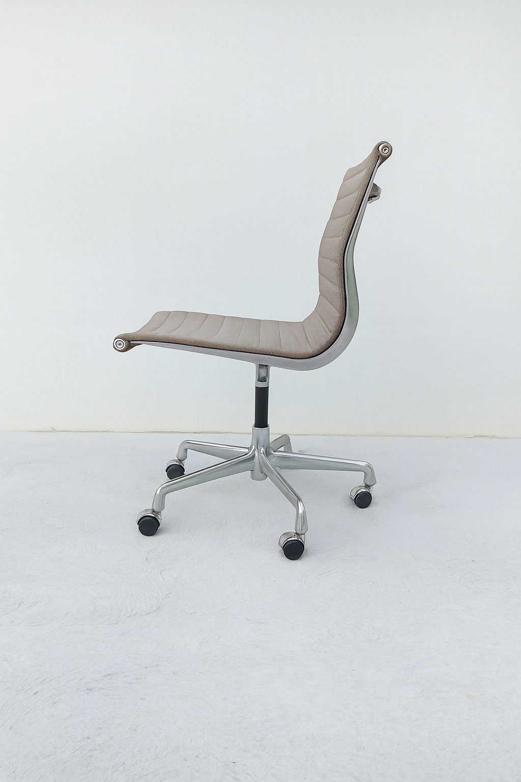 Eames Aluminum Group Management Chair.