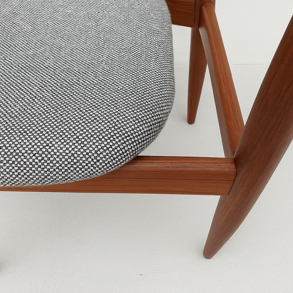 Parker model 108 dining chairs in Blackwood with Hallingdal fabric.