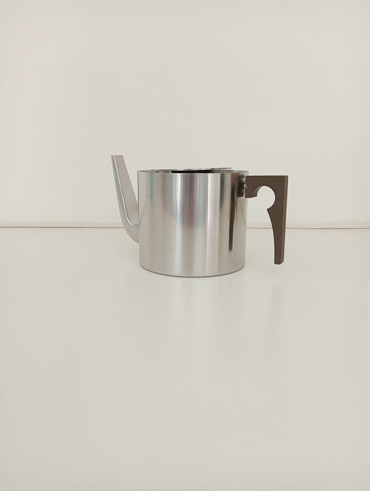 Stelton Arne Jacobsen teapot 1.25 litre.
