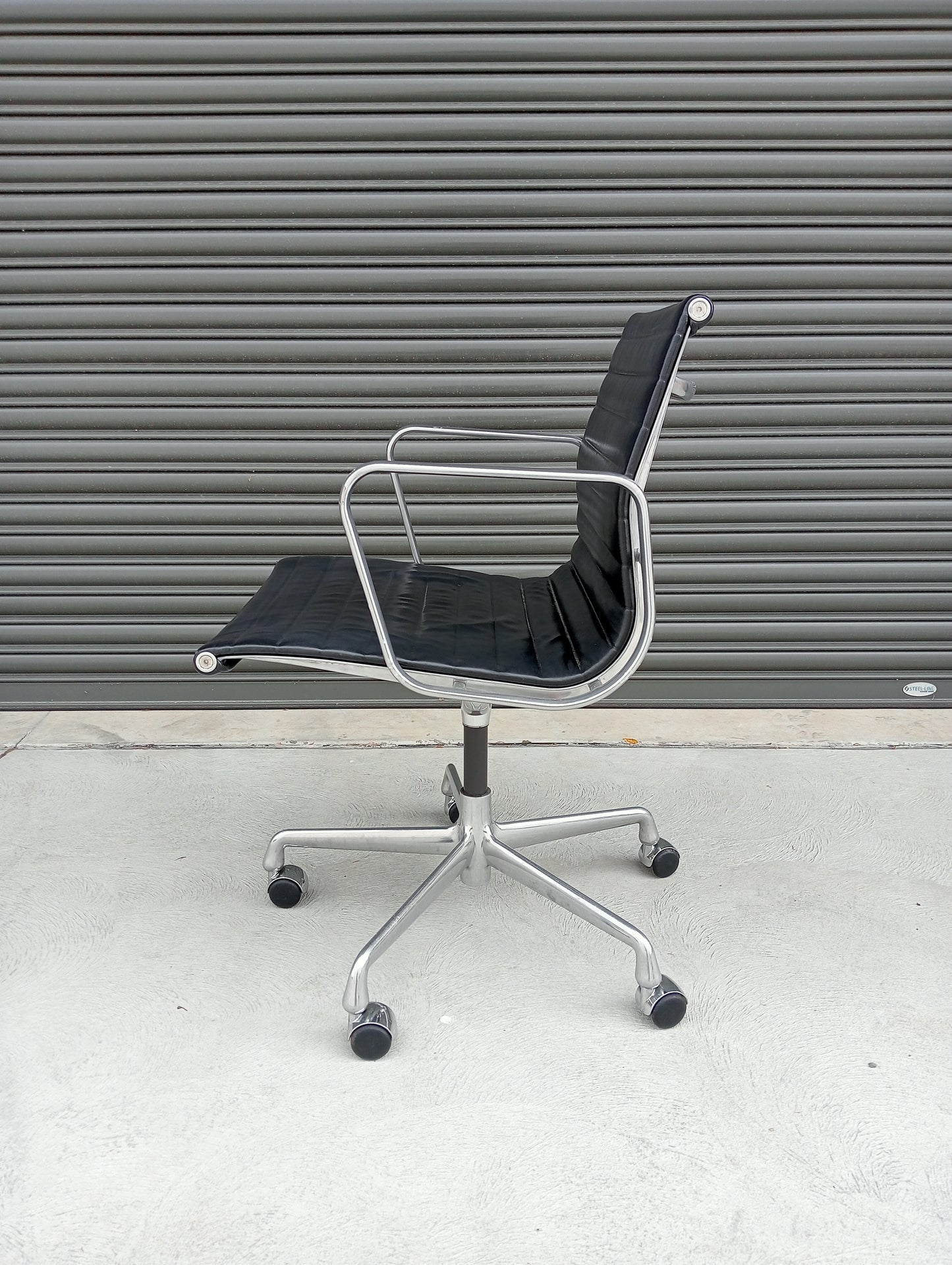 Herman Miller Eames Aluminium Group Side Chair.