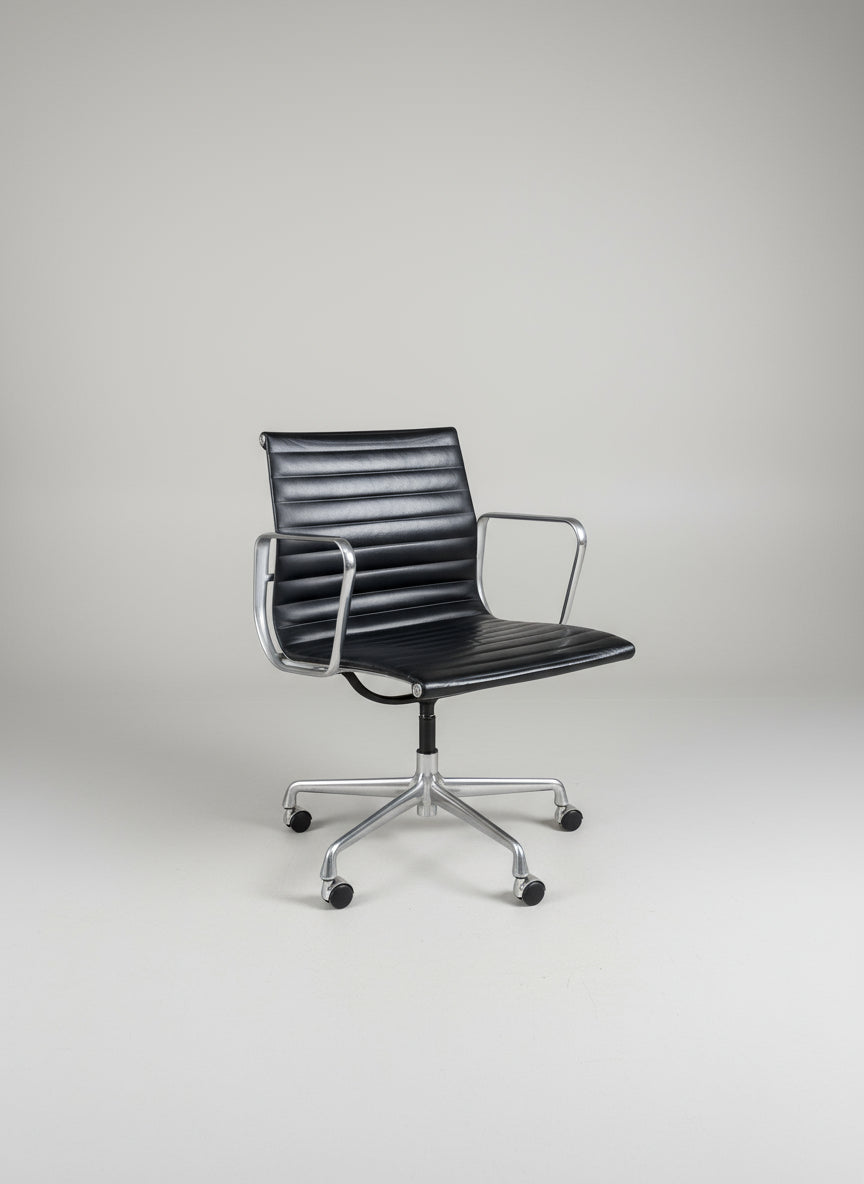 Herman Miller Eames Aluminium Group Side Chair.