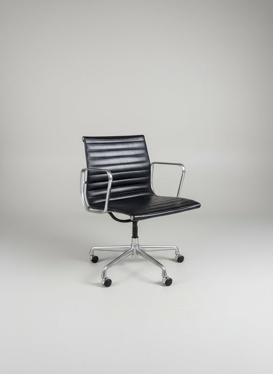 Herman Miller Eames Aluminium Group Side Chair.