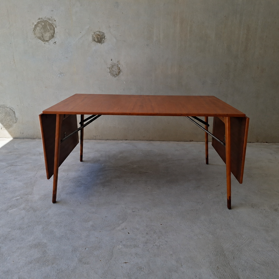 Børge Mogensen Drop-Leaf Dining Table for Søborg Møbelfabrik.