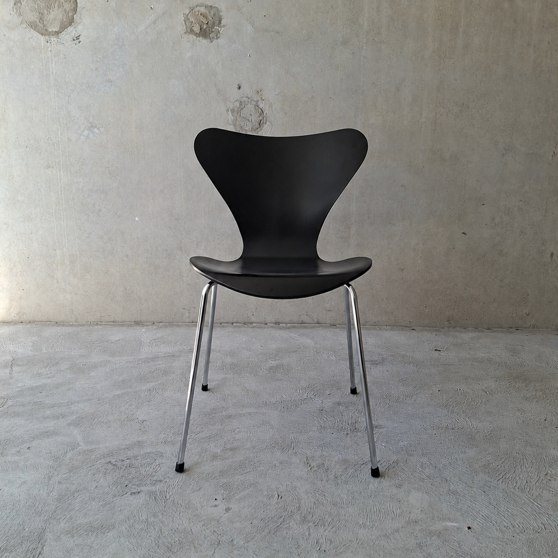 Arne Jacobsen Series 7 chairs for Fritz Hansen. Set of six.