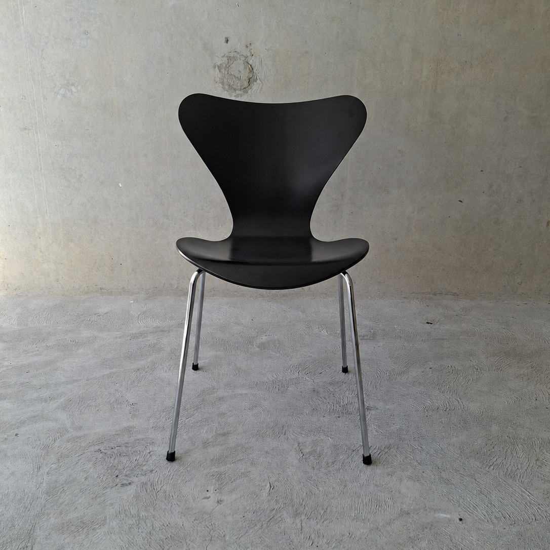 Arne Jacobsen Series 7 chairs for Fritz Hansen. Set of six.