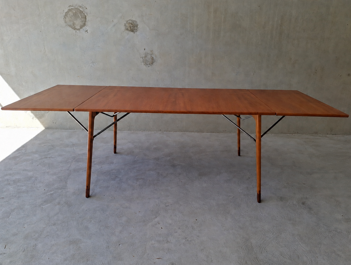 Børge Mogensen Drop-Leaf Dining Table for Søborg Møbelfabrik.