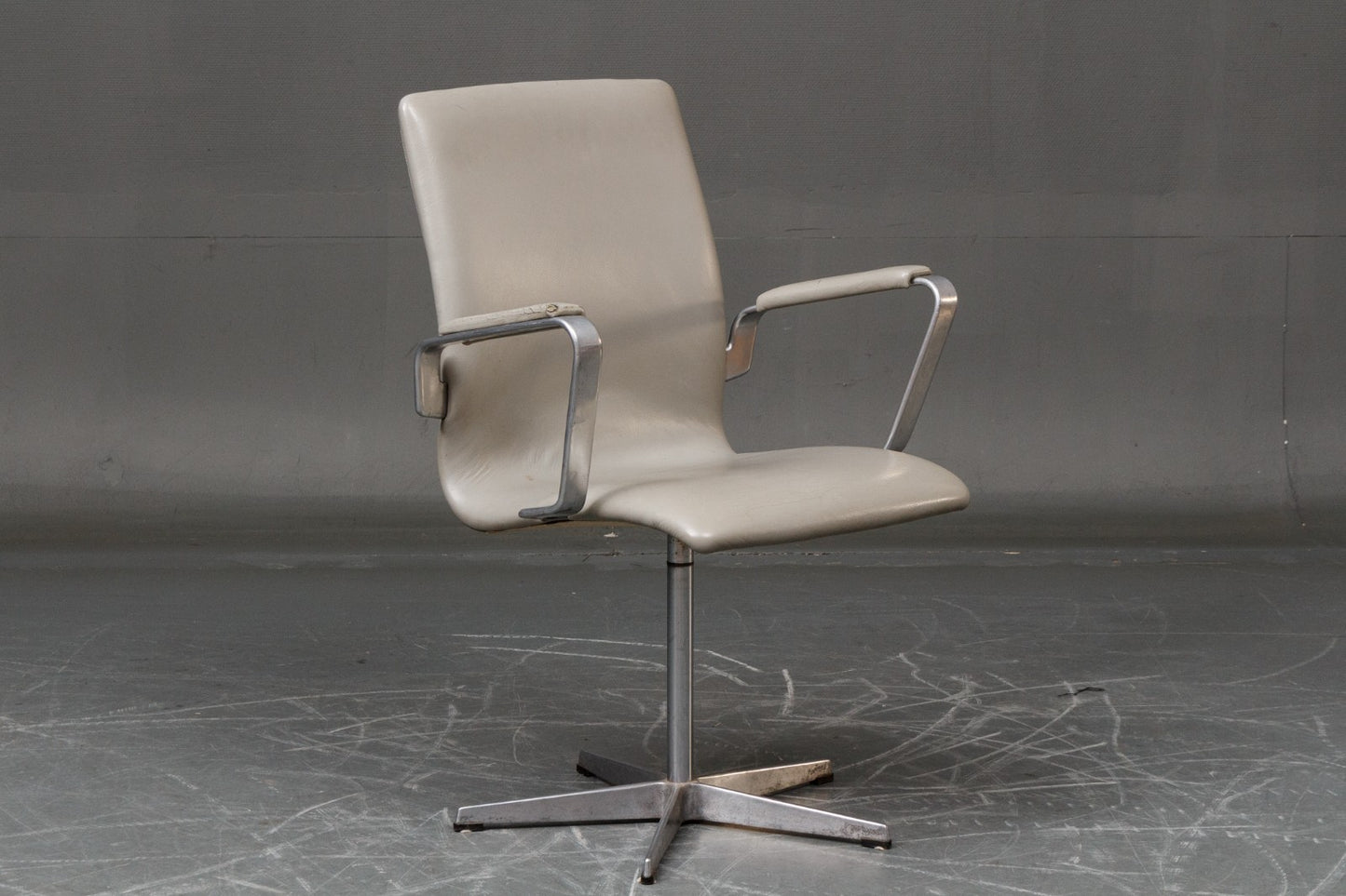 Arne Jacobsen Oxford chairs 3271 Model.