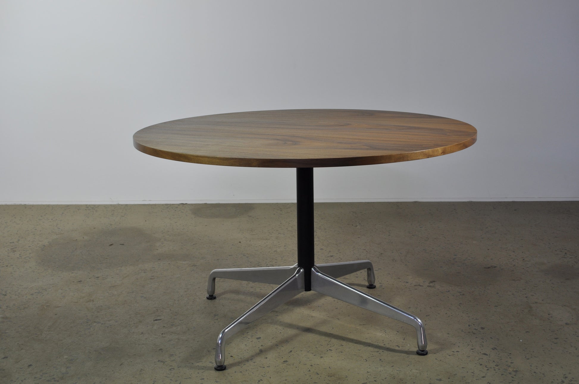 Eames Round American Walnut table - Case 22