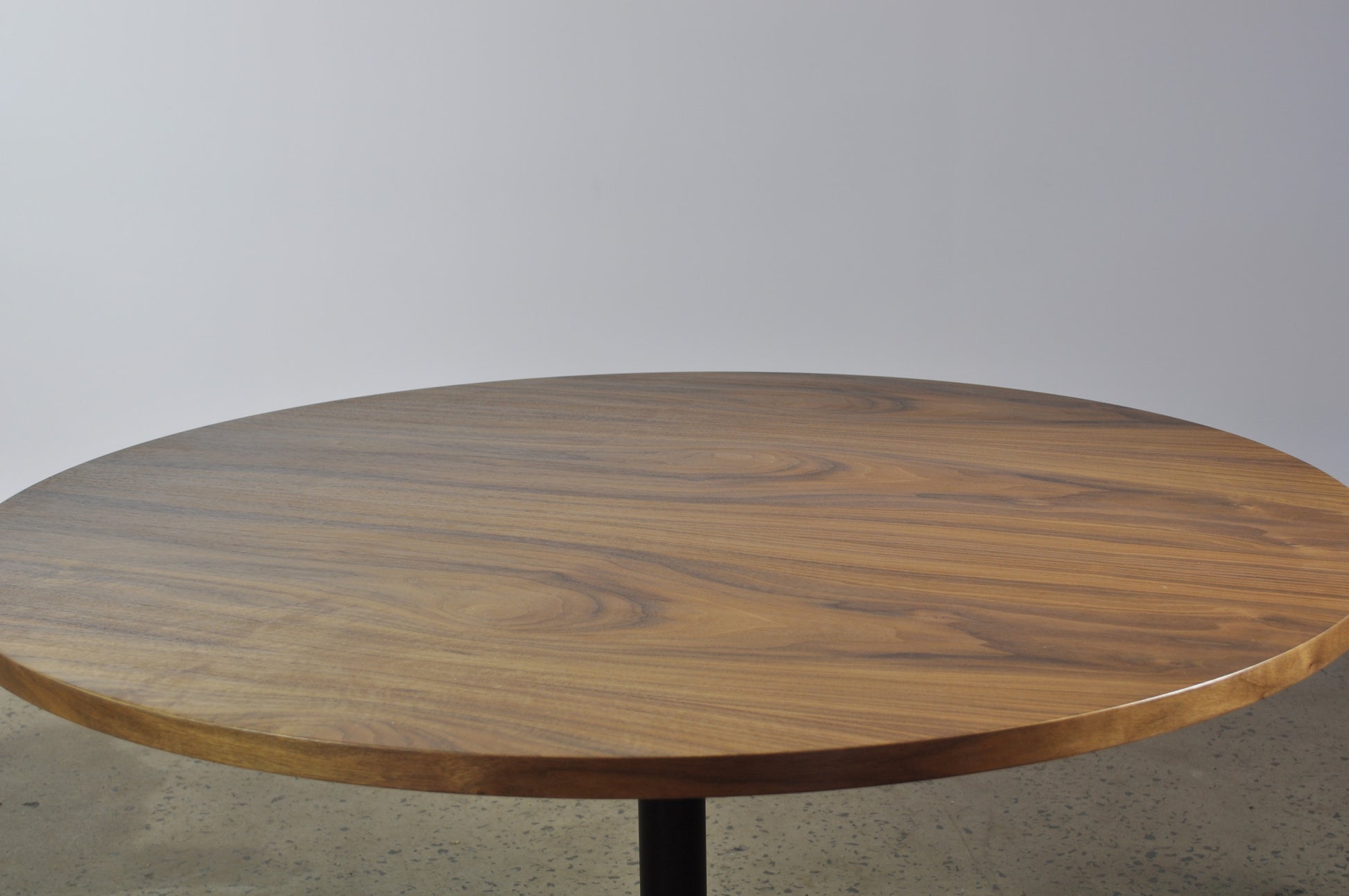 Eames Round American Walnut table - Case 22