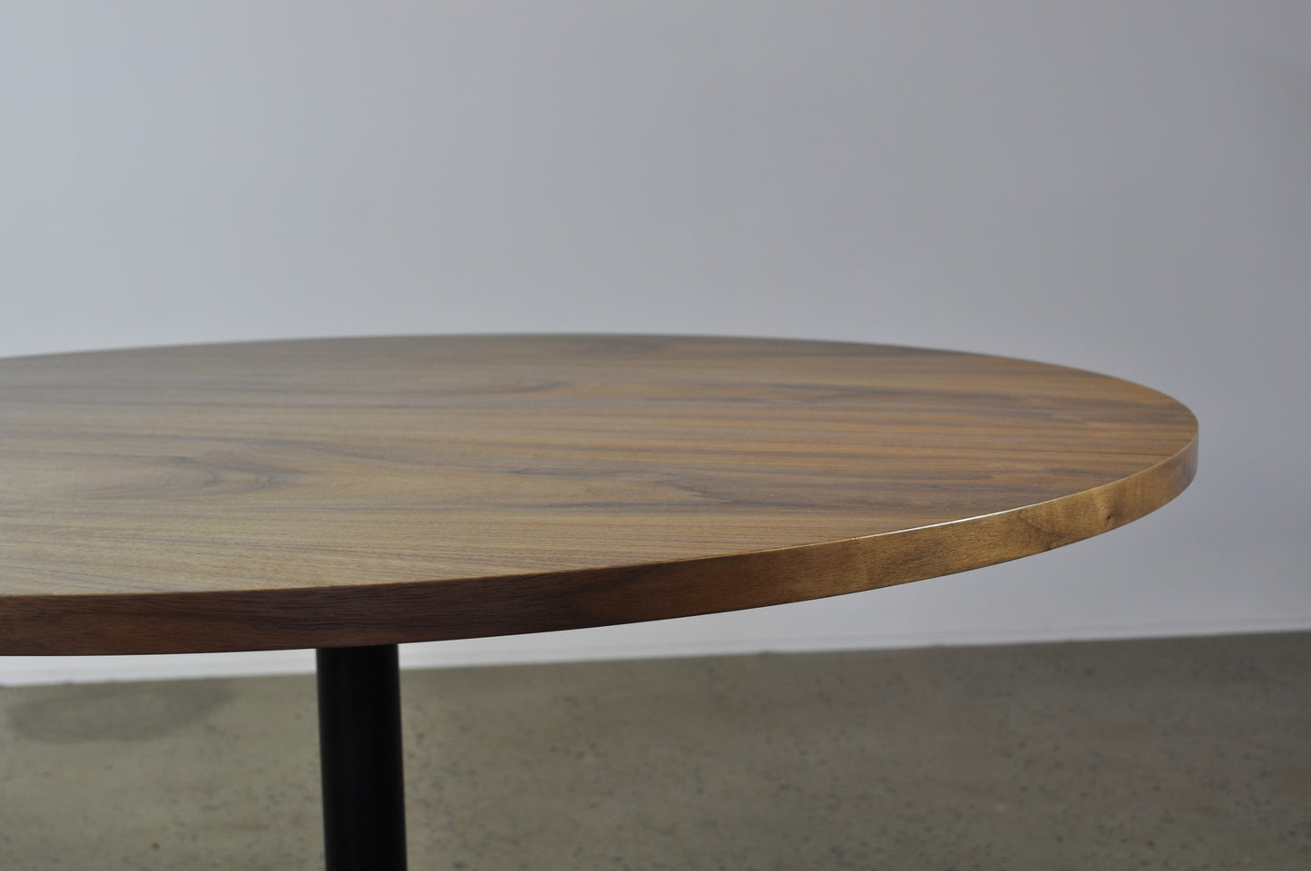 Eames Round American Walnut table - Case 22