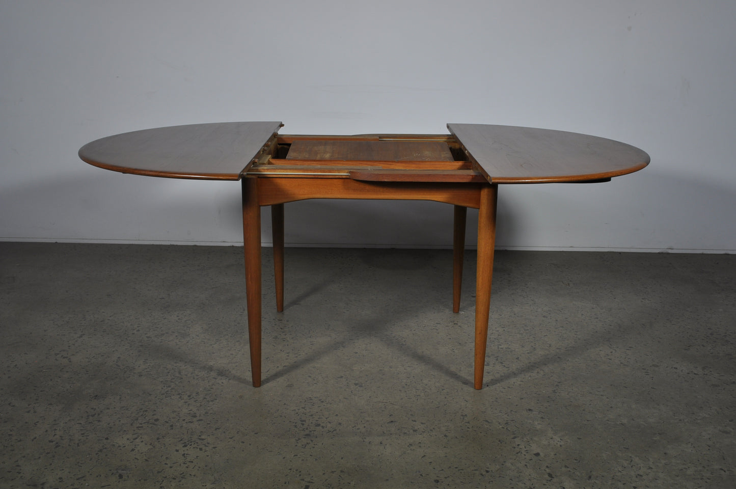 Parker circular extension table.
