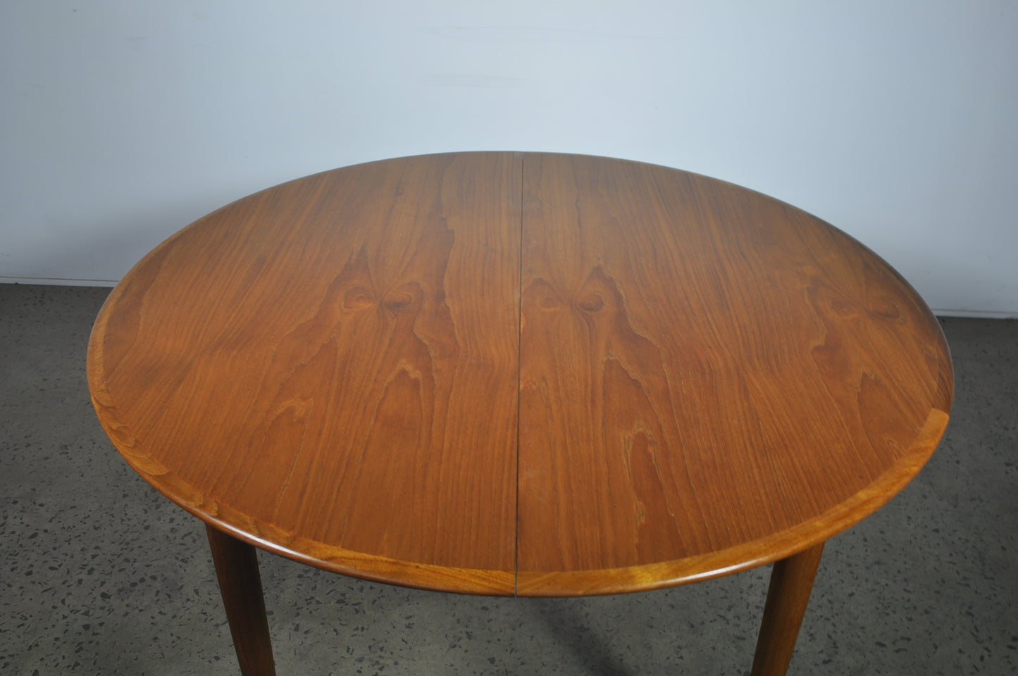 Parker circular extension table.