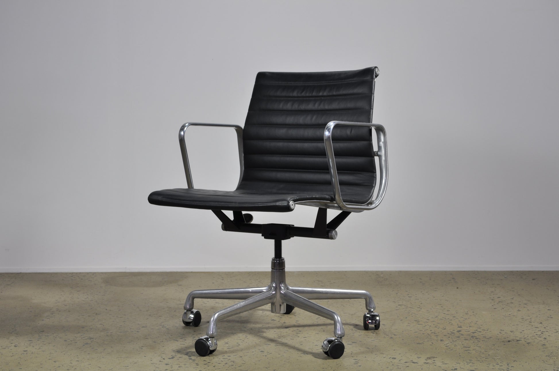 Eames Management Black Leather group chair - Case 22