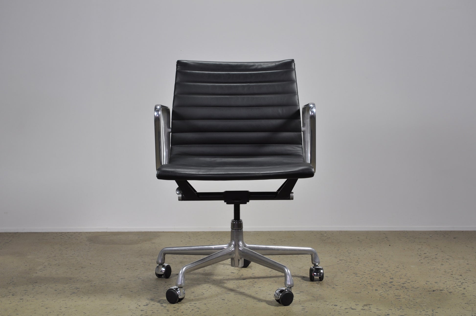 Eames Management Black Leather group chair - Case 22