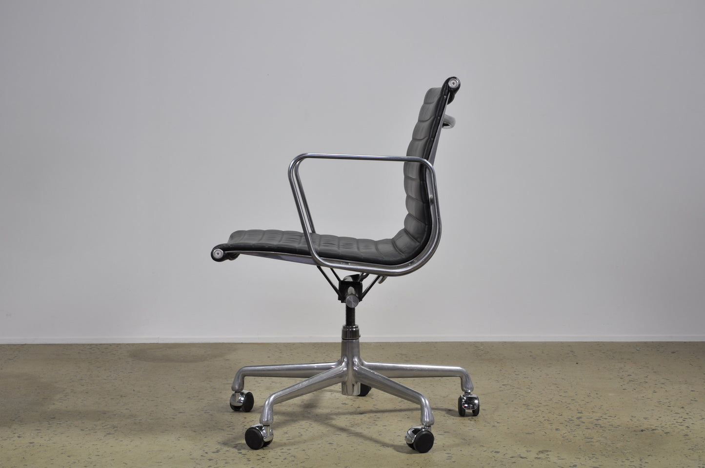 Eames Management Black Leather group chair - Case 22