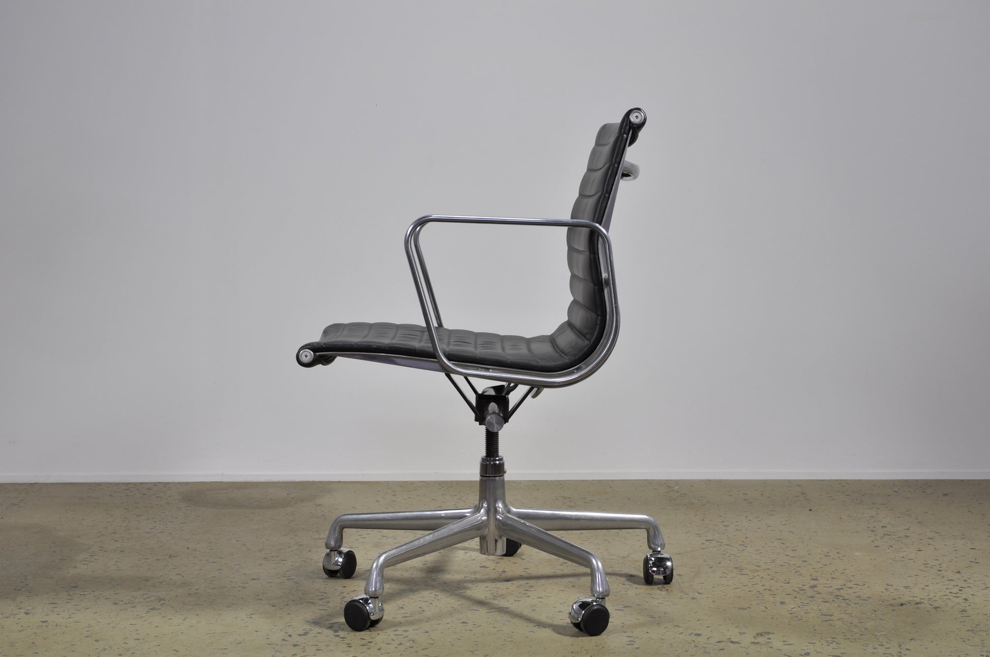 Eames Management Black Leather group chair - Case 22