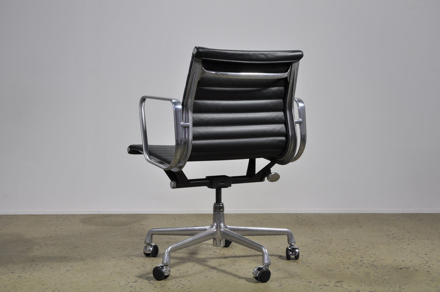 Eames Management Black Leather group chair - Case 22