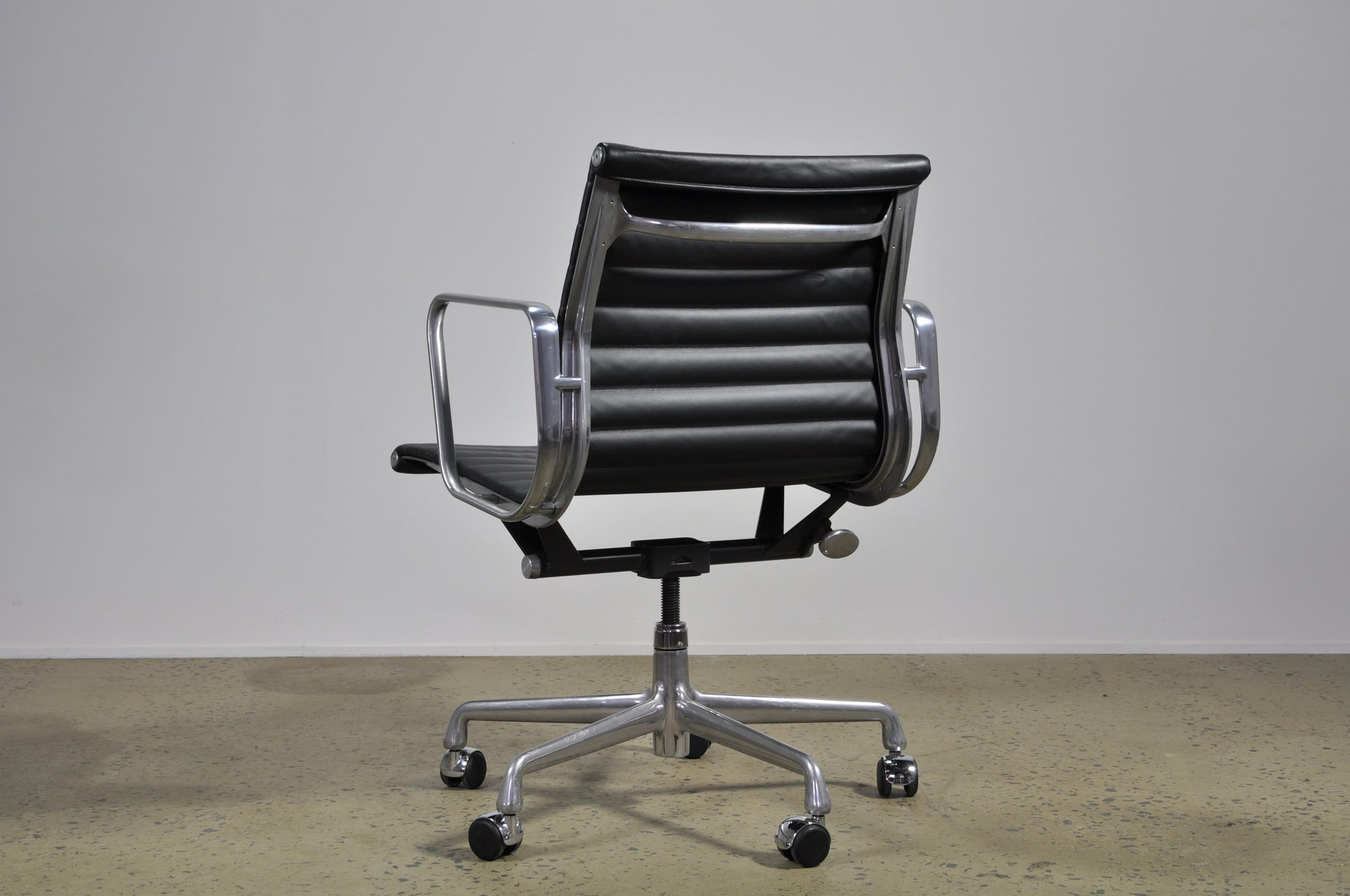 Eames Management Black Leather group chair - Case 22