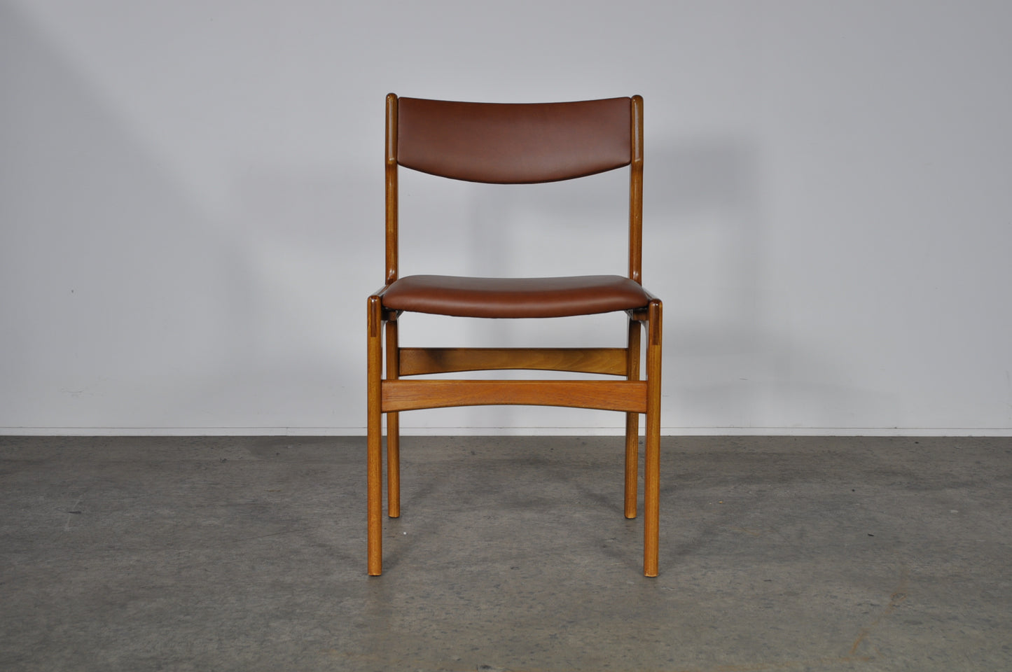 Erik Buch Teak dining chairs.Set of 8 In brown leather.