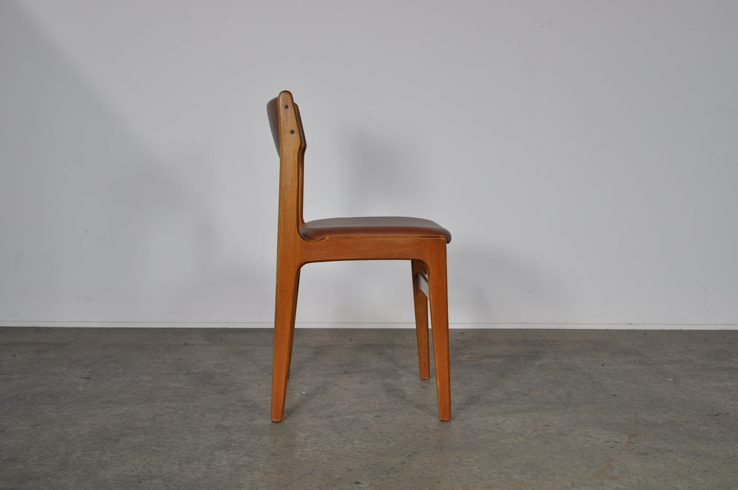 Erik Buch Teak dining chairs.Set of 8 In brown leather.