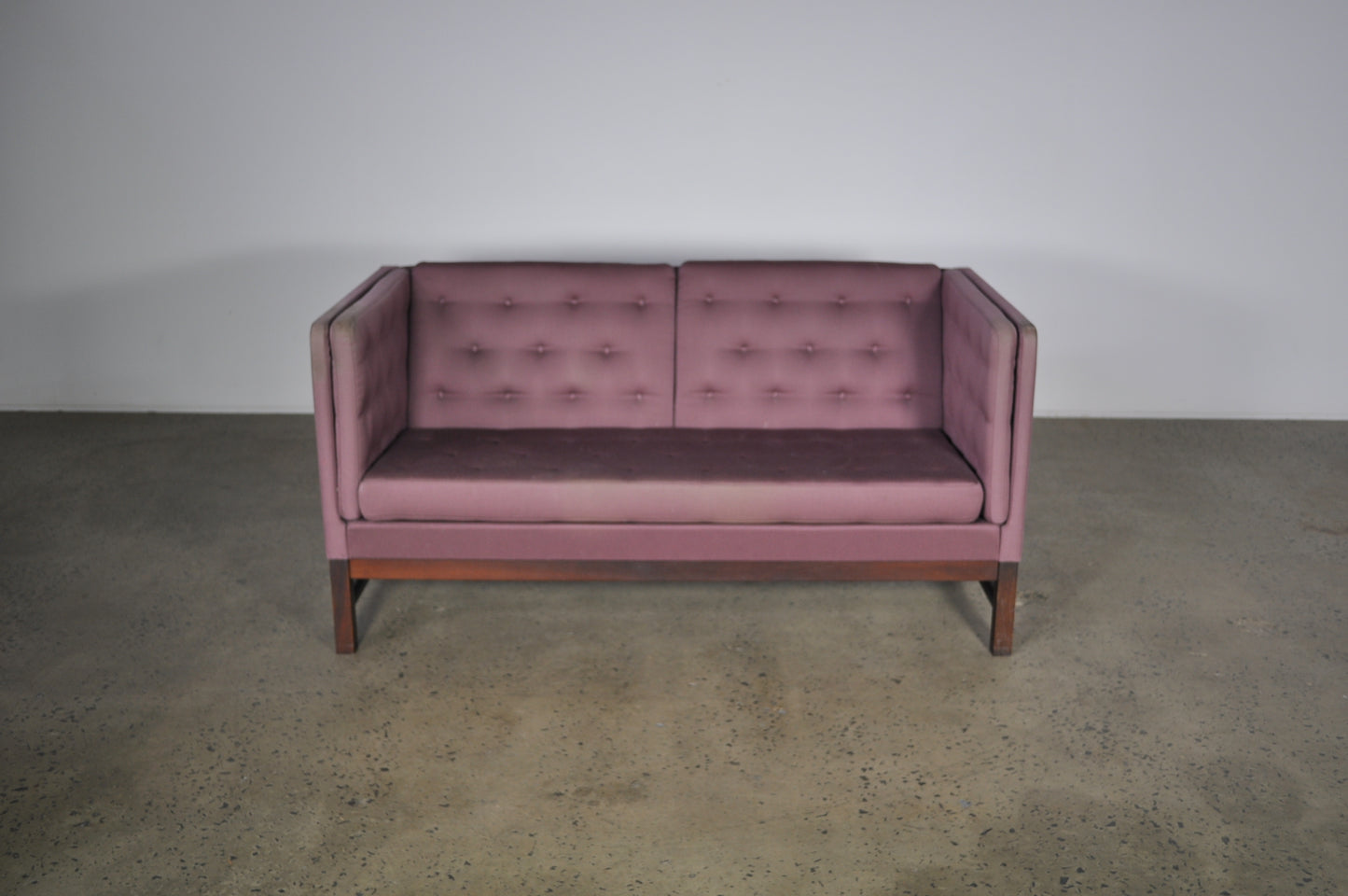 Erik Jørgensen EJ 315 Sofa in Purple.
