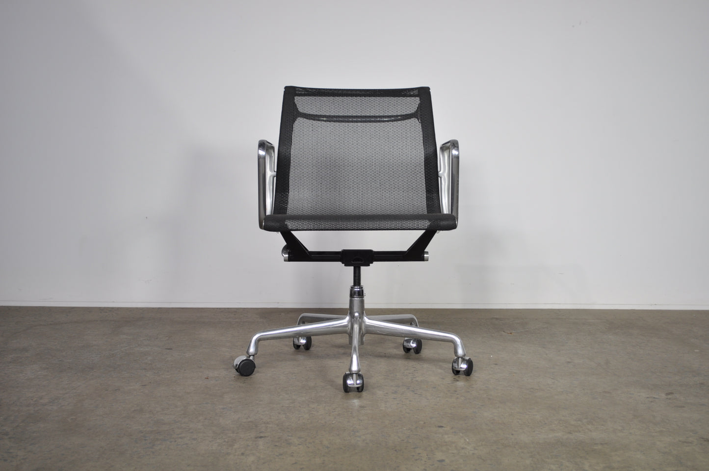 Aluminium Group Management Chair with Mesh .